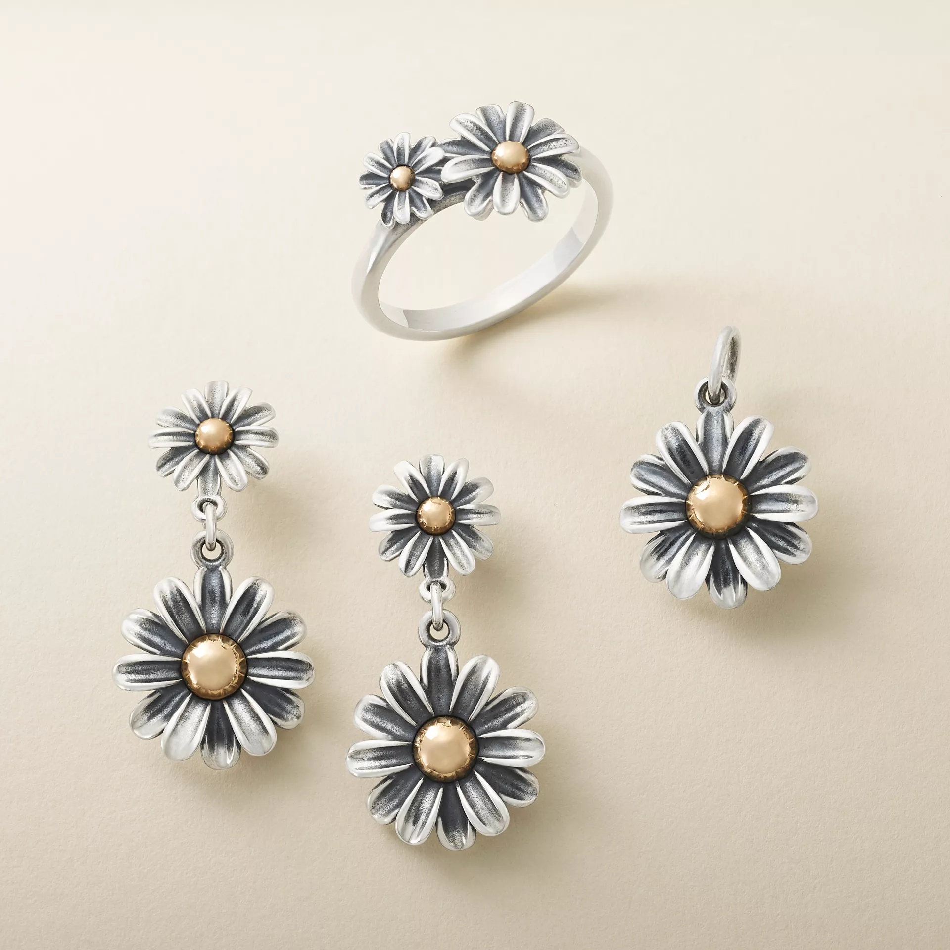 Blooming Daisies Ring - Image 3
