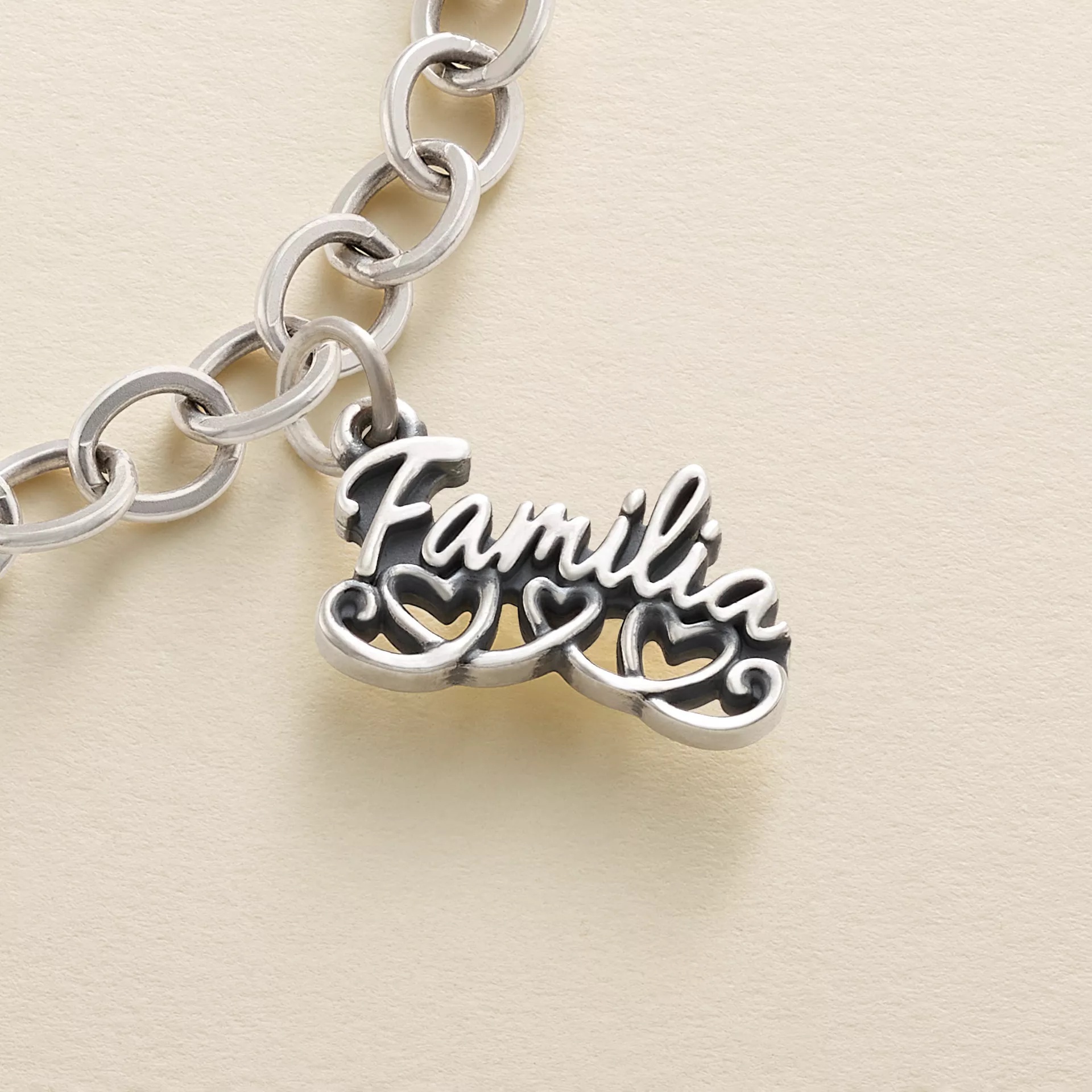Familia Charm - Image 2